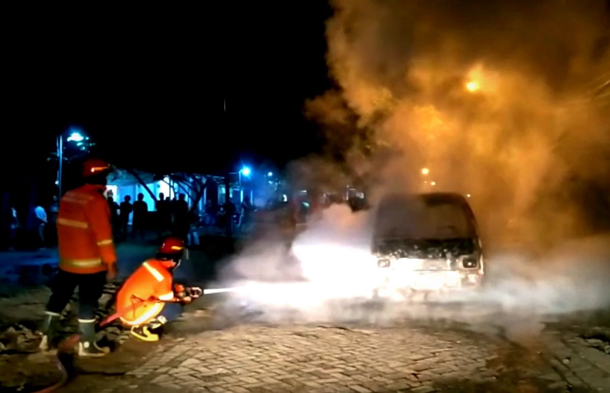 Mobil terbakar di Desa Banjaran, Kecamatan Driyorejo, Gresik.(Foto: Dinas Damkar dan Penyelamatan Gresik)