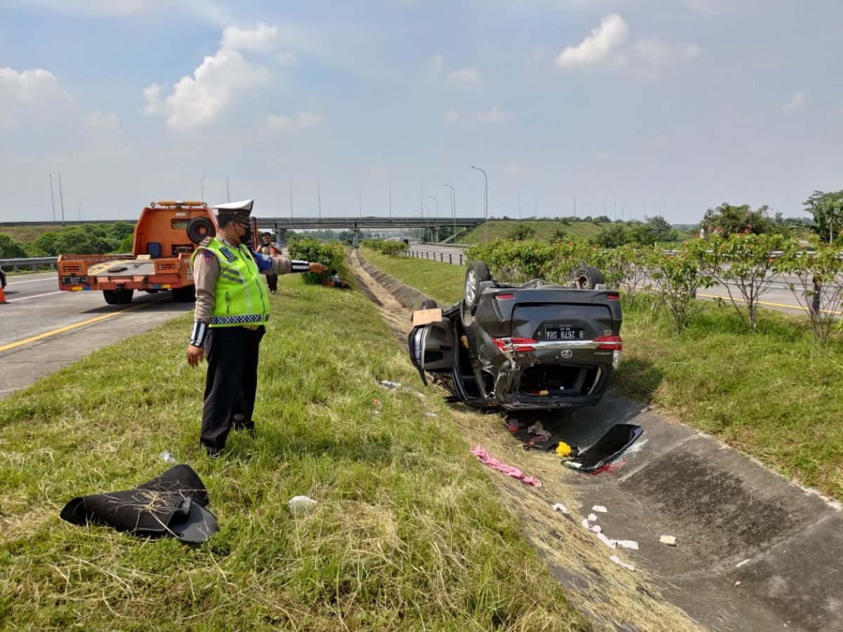 Mobil Terguling dan Masuk Parit di Tol Jomo, 1 Penumpang Luka Ringan