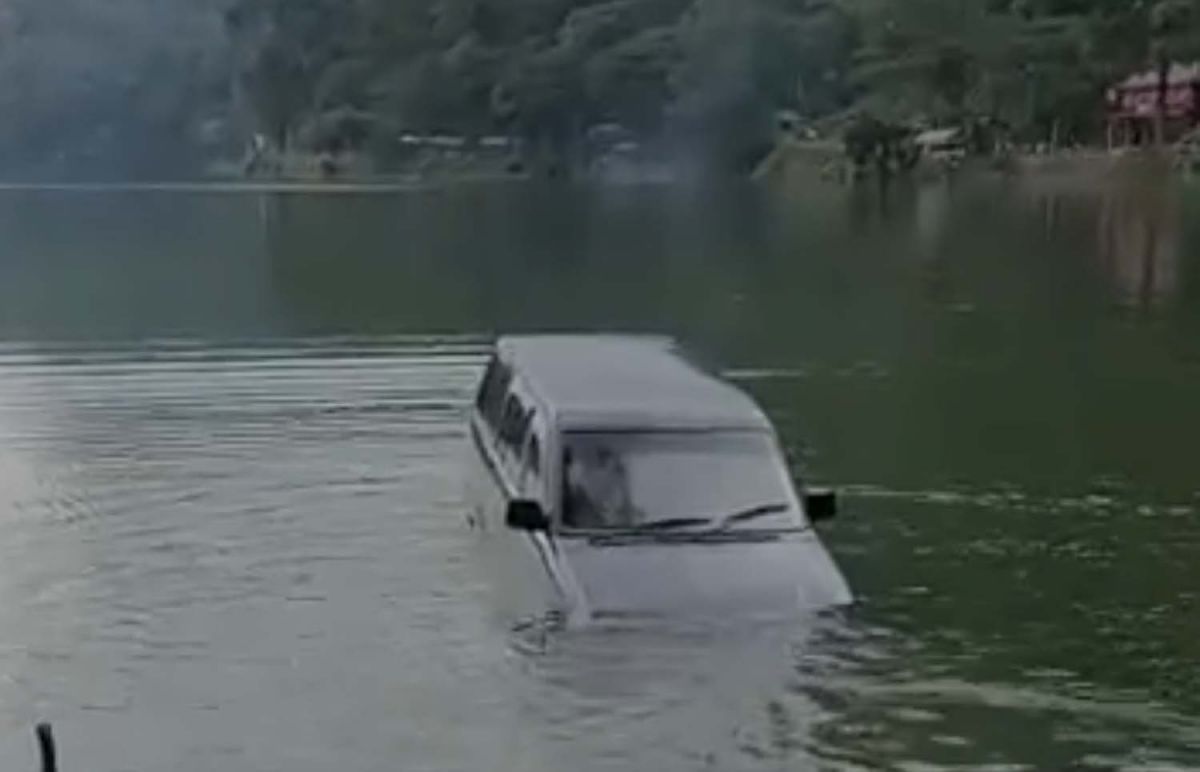 Tangkapan layar video mobil tenggelam di Telaga Ngebel, Ponorogo yang beredar