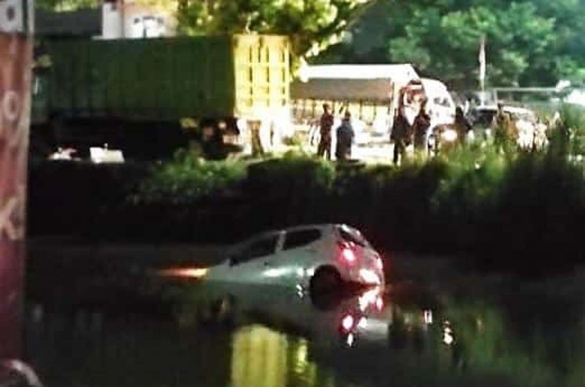 Mobil Ayla tercebur sungai di Sidoarjo (Foto-foto: Unit Gakkum Satlantas Polresta Sidoarjo)