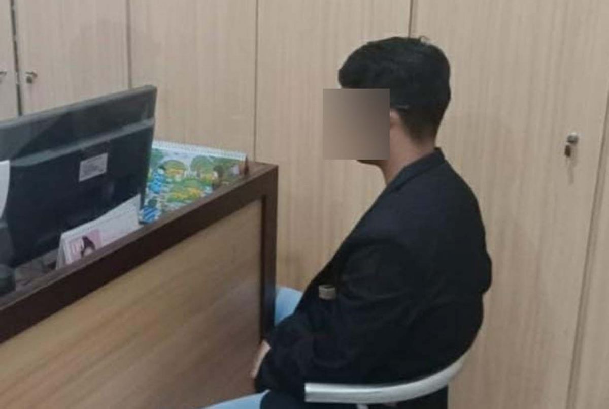 Pemuda yang menjadi mucikari prostirusi online diperiksa Penyidik Unit PPA Satreskrim Polres Jombang (Foto: Elok Aprianto/jatimnow.com)