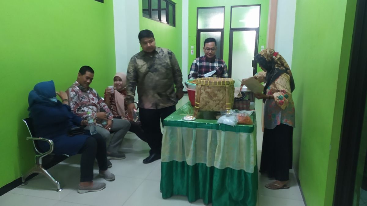 Penjual nasi boranan saat menyajikan makanan di acara coffee morning di Unisla. (Foto: Adyad Ammy Iffansah/jatimnow.com)