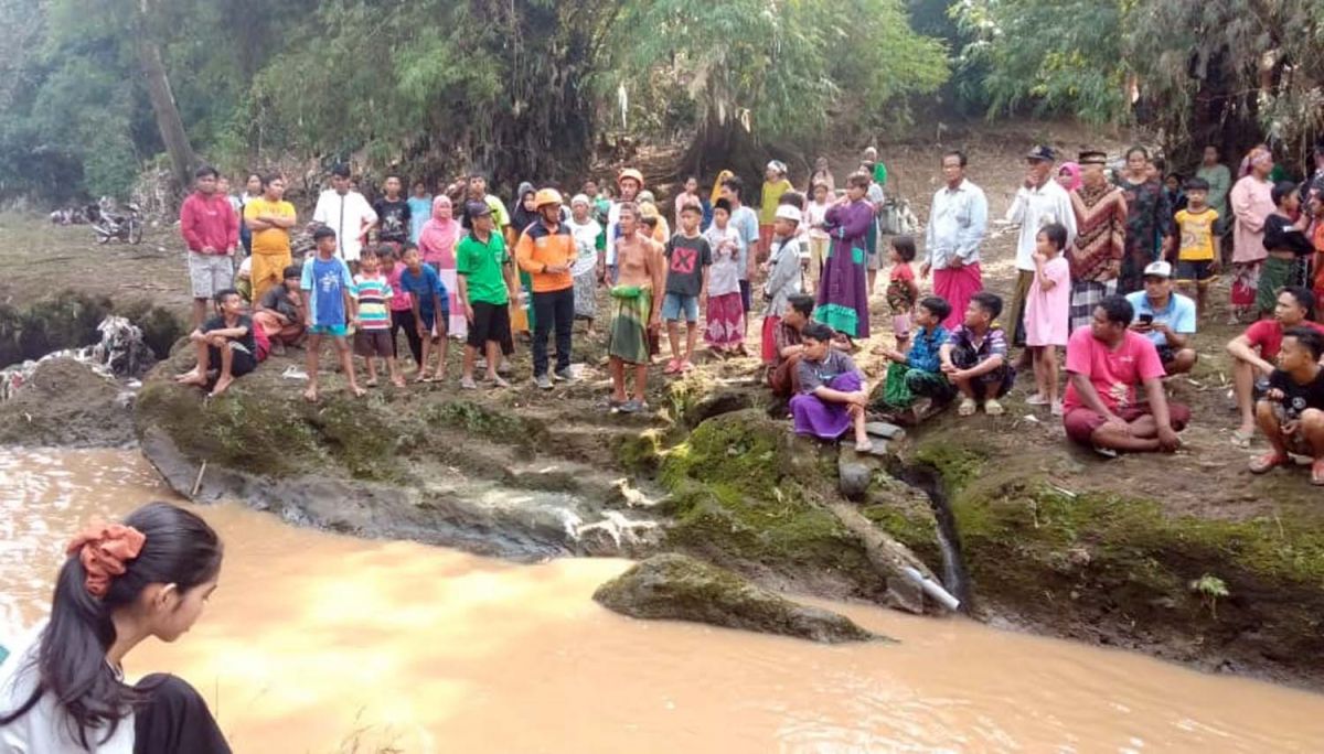 Proses pencarian Mbok Armini yang tenggelam di Sungai Welang, Pasuruan (Foto: Polsek Kejayan)