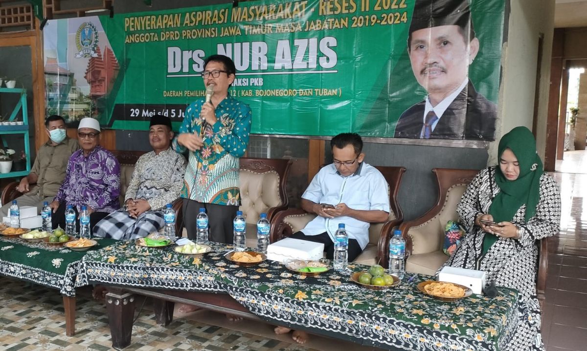 Nur Aziz disambati masyarakat karena Jembatan Glendeng belum juga penanganan. (Foto: Nur Aziz  for jatimnow.com