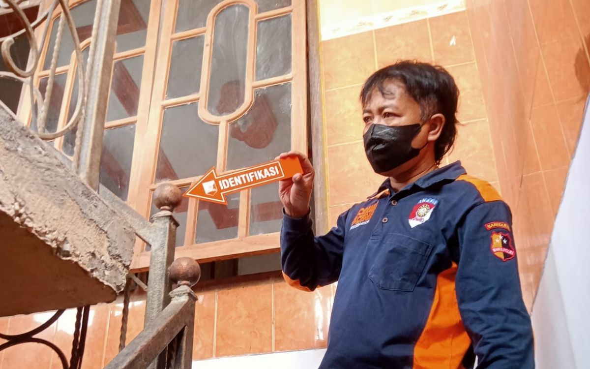 Polisi lakukan olah TKP di rumah korban. (Foto: Polres Tulungagung for jatimnow.com)