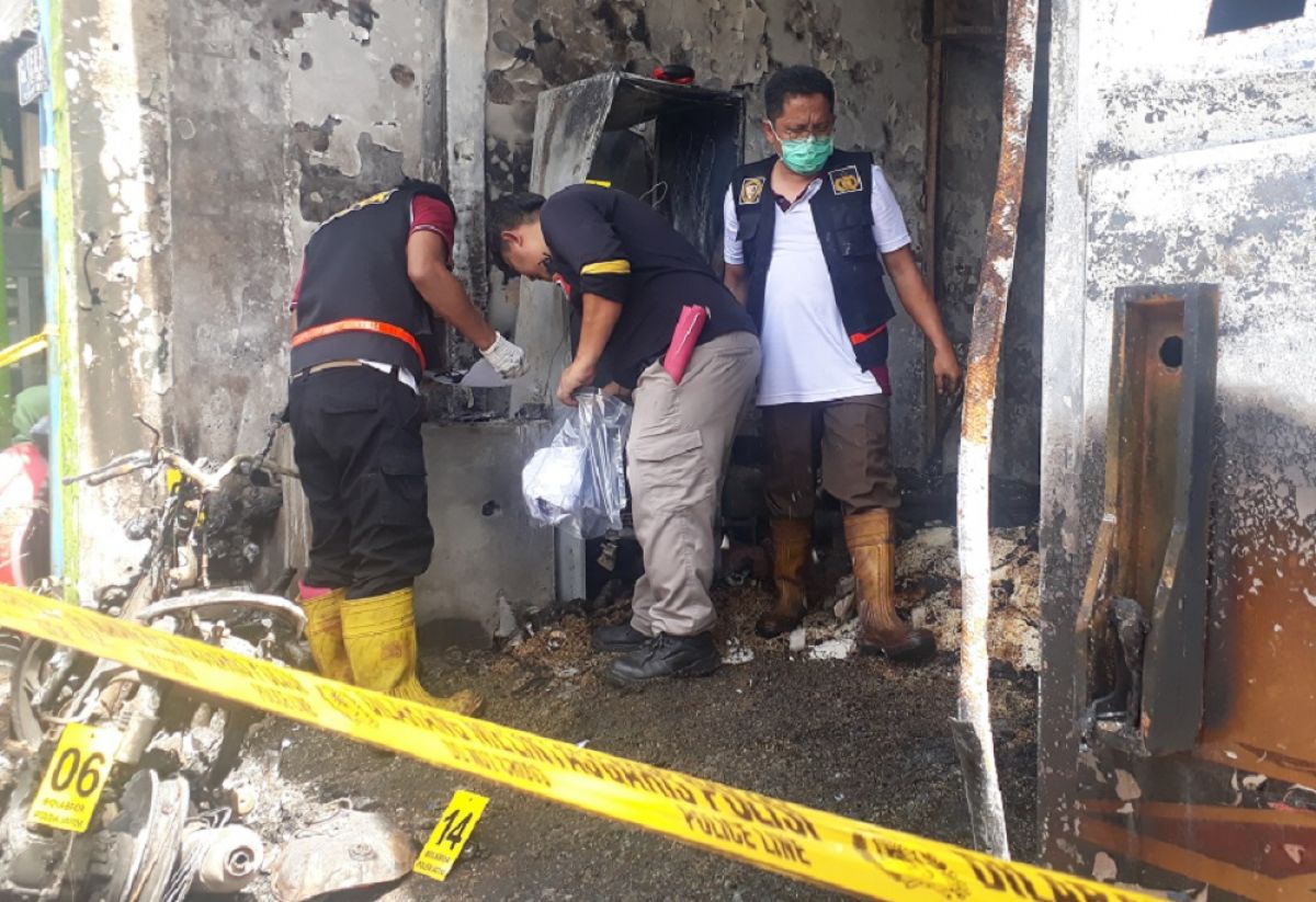 Petugas melakukan olah TKP kebakaran SPBU mini di Wedoro. (Foto: Zainul Fajar/jatimnow.com)