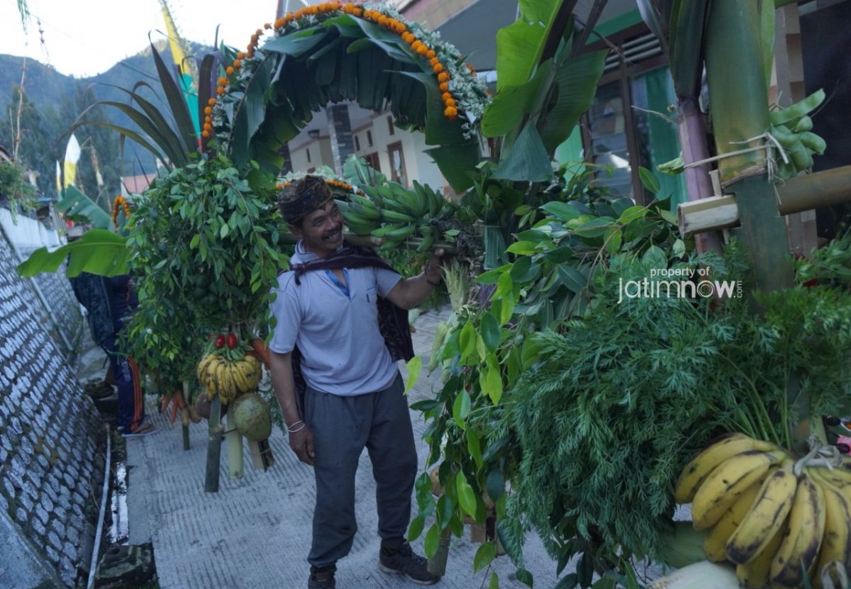 Masyarakat Suku Tengger memikul ongkek sebagai bentuk sesembahan dalam peringatan Yadnya Kasada. (Foto-foto: Fajar Mujianto/jatimnow.com)