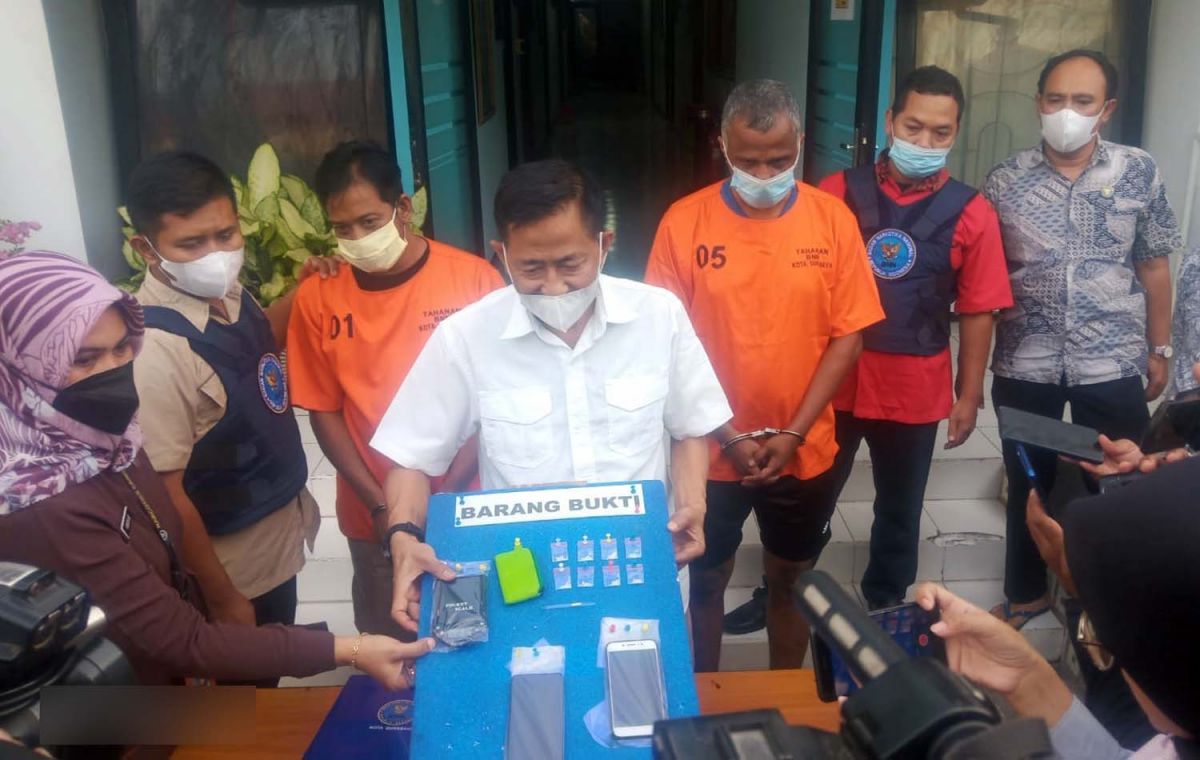 Pak RT dan pengedar di atasnya yang terlibat peredaran narkoba diamankan BNNK Surabaya (Foto: Zain Ahmad/jatimnow.com)
