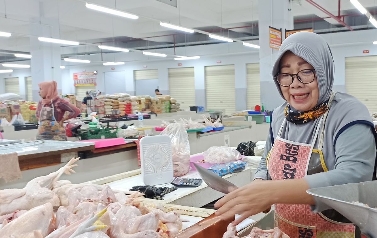 Salah satu pedahang ayam potong di Pasar Legi Ponoorgo. (Foto: Mita Kusuma/jatimnow.com)