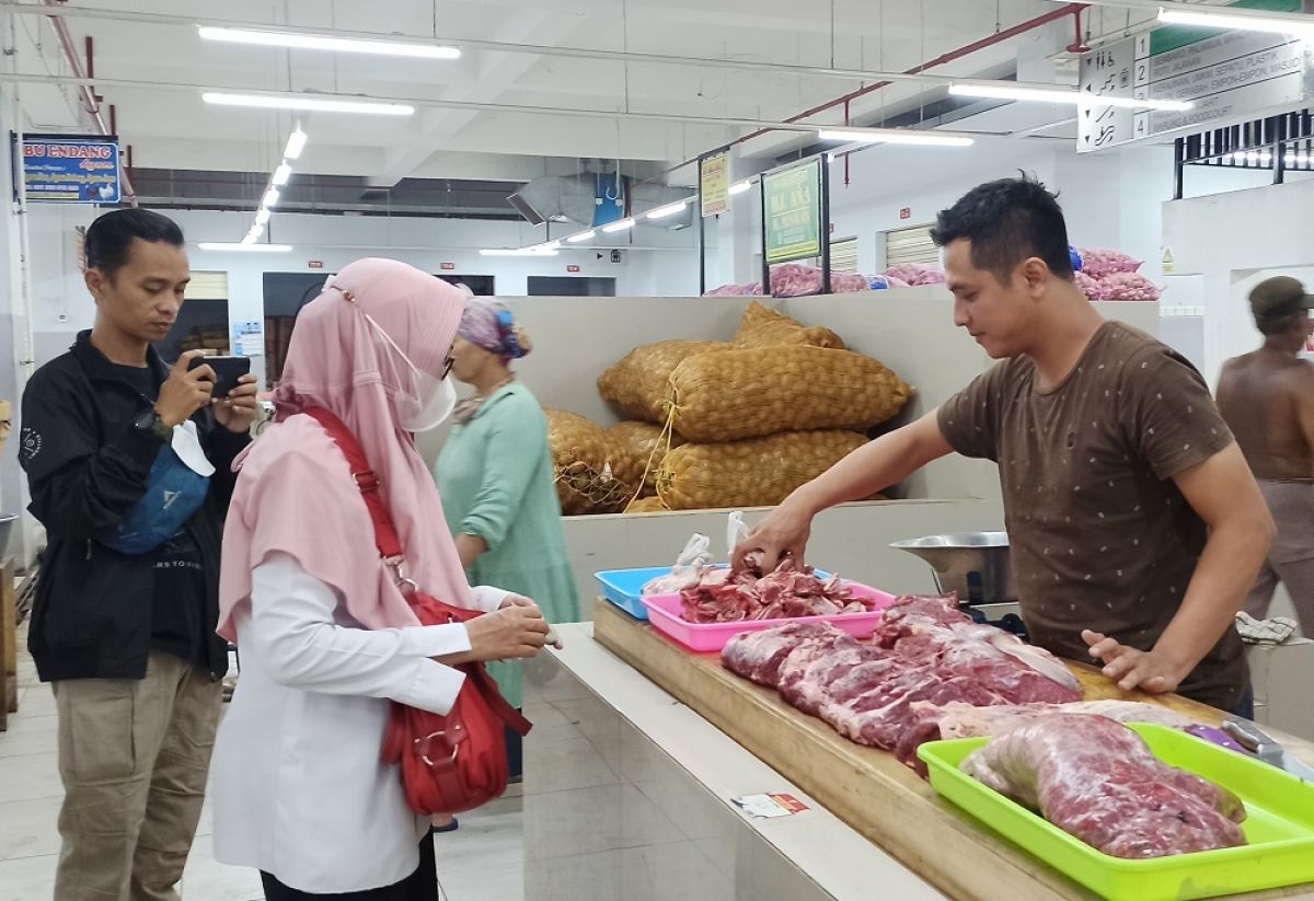 Pedagang daging di Pasar Legi Ponorogo sepi pembeli. (Foto: Mita Kusuma/jatimnow.com)