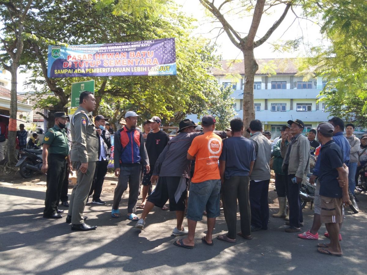 Pedagang mendatangi pasar hewan di Kota Batu.(Foto: Galih Rakasiwi)