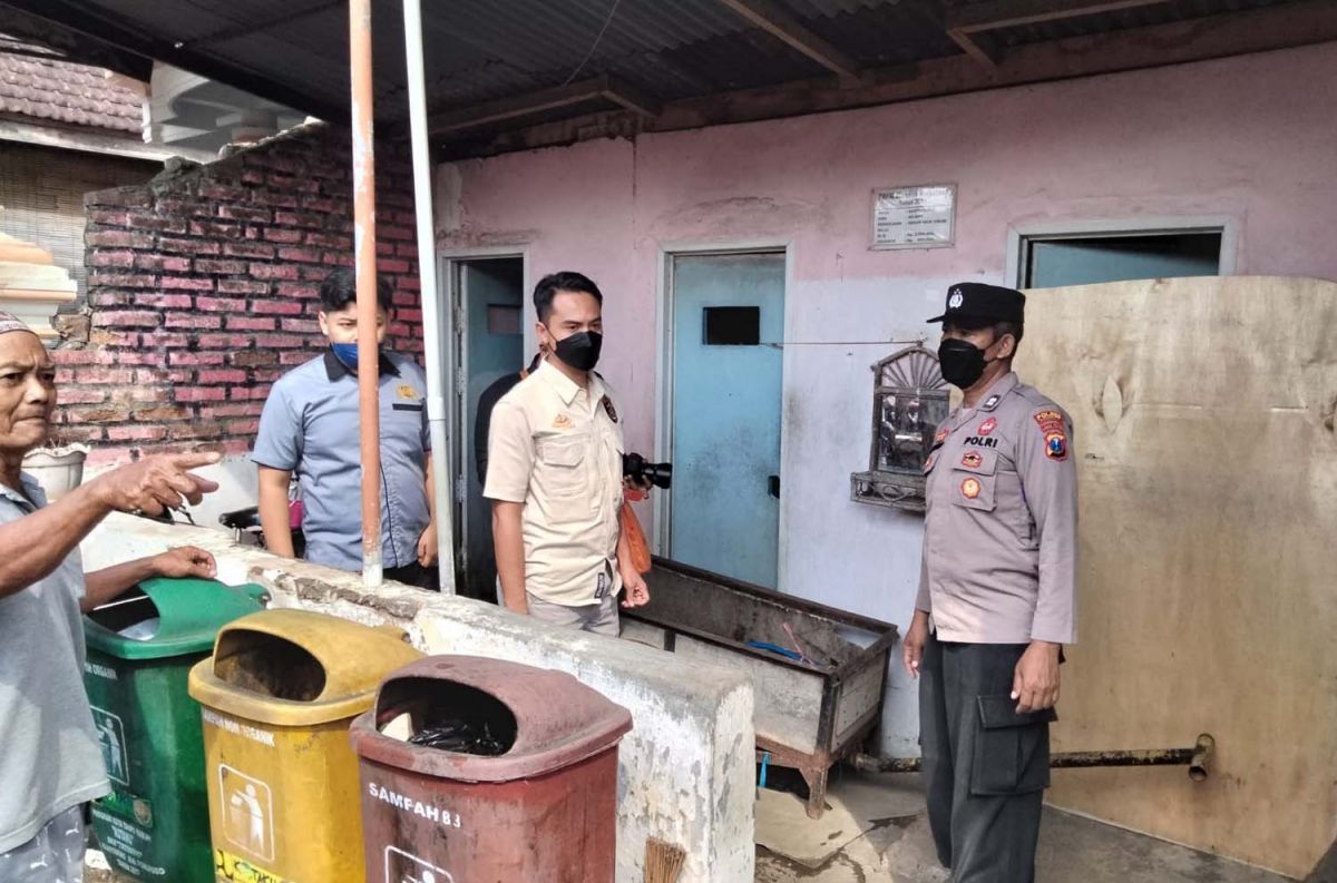 Polisi melakukan olah TKP di lokasi tewasnya pedagang nasi pecel (Foto: Polsek Ponorogo/jatimnow.com)