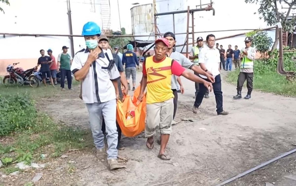 Proses evakuasi jasad pekerja di PG Rejoagung, Kota Madiun yang ditemukan tewas (Foto: Humas Polres Madiun Kota)