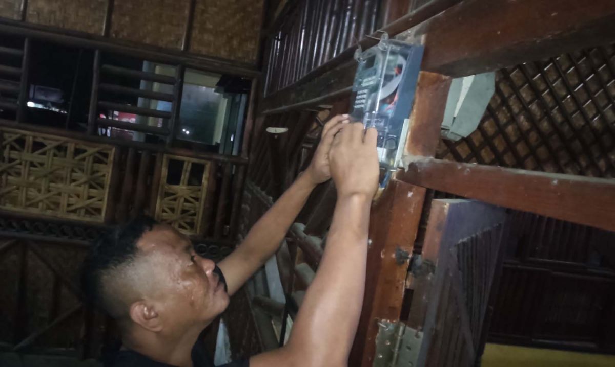 PLN UP3 Pamekasan akan lakukan penertiban pelanggan yang pemakaiannya melebihi kapasitas daya listrik subsidi (Foto: Fathor Rahman/jatimnow.com)