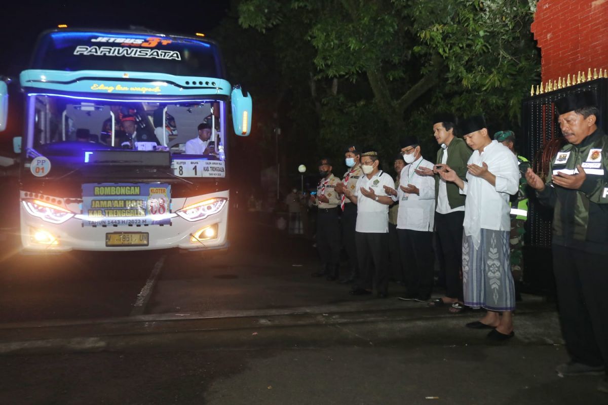 Bupati Trenggalek, Mocahamd Nur Arifin saat melepas CJH. (Foto-foto: Humas Pemkab Trenggalek for jatimnow.com)
