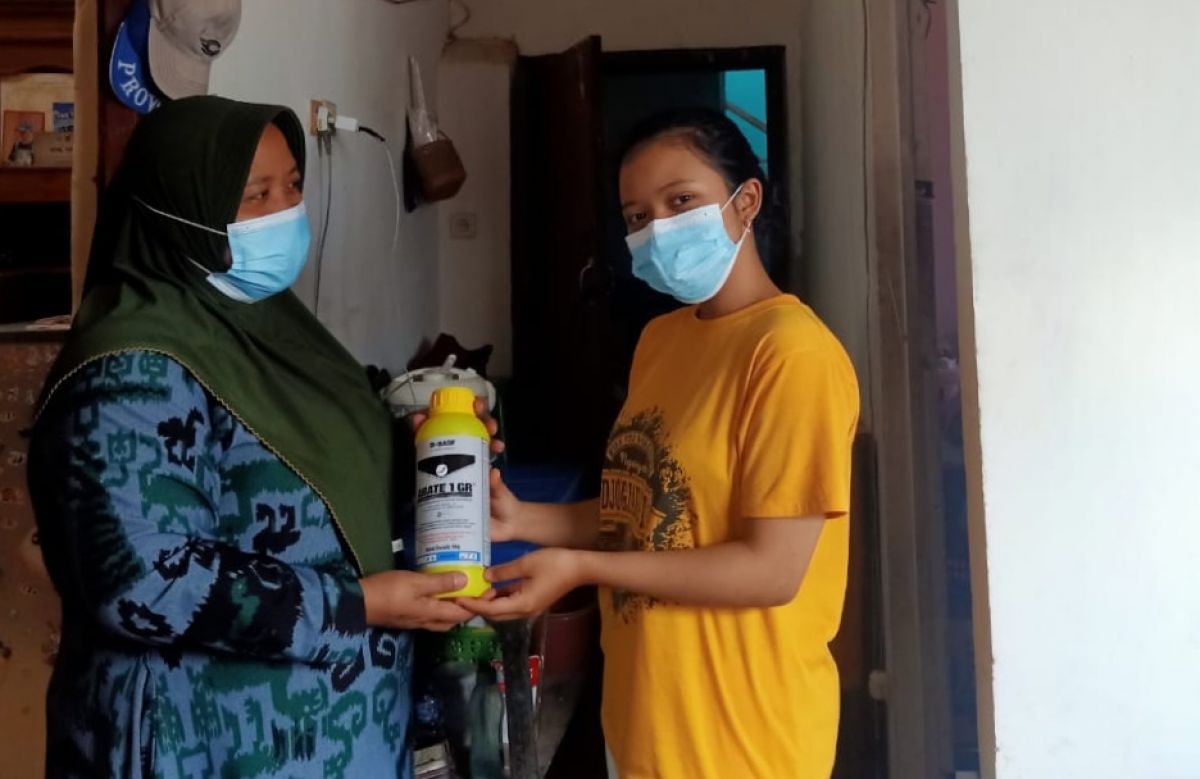 Dinkes Kota Batu berikan cairan pembunuh jentik nyamuk pada warga. (Foto: Dinkes Kota Batu/jatimnow.com)