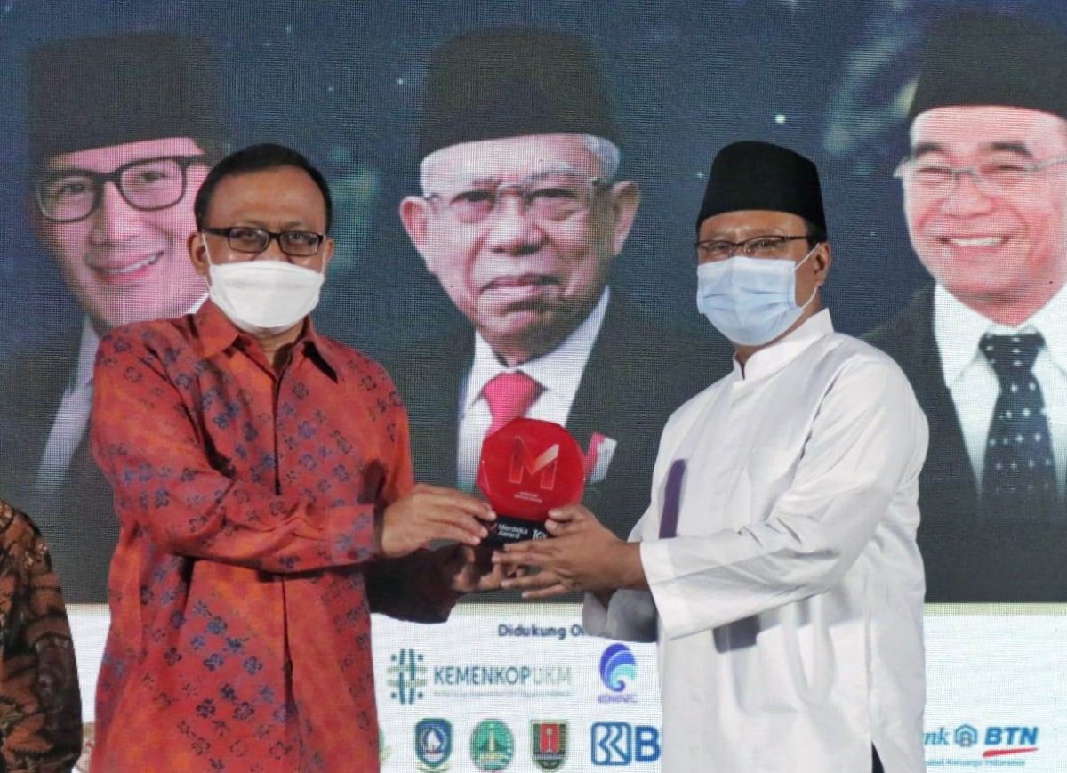 Wali Kota Pasuruan Saifullah Yusuf saat menerima penghargaan program inovasi digital di ajang Merdeka Award 2022. (Foto: Humas Pemkot Surabaya/jatimnow.com)