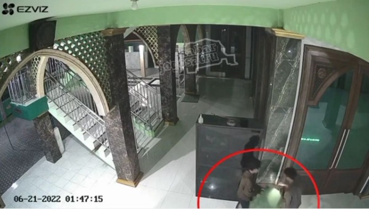 Aksi pencurian kotak amal di Sidoarjo terekam CCTV. (Foto: Tangkapan layar)