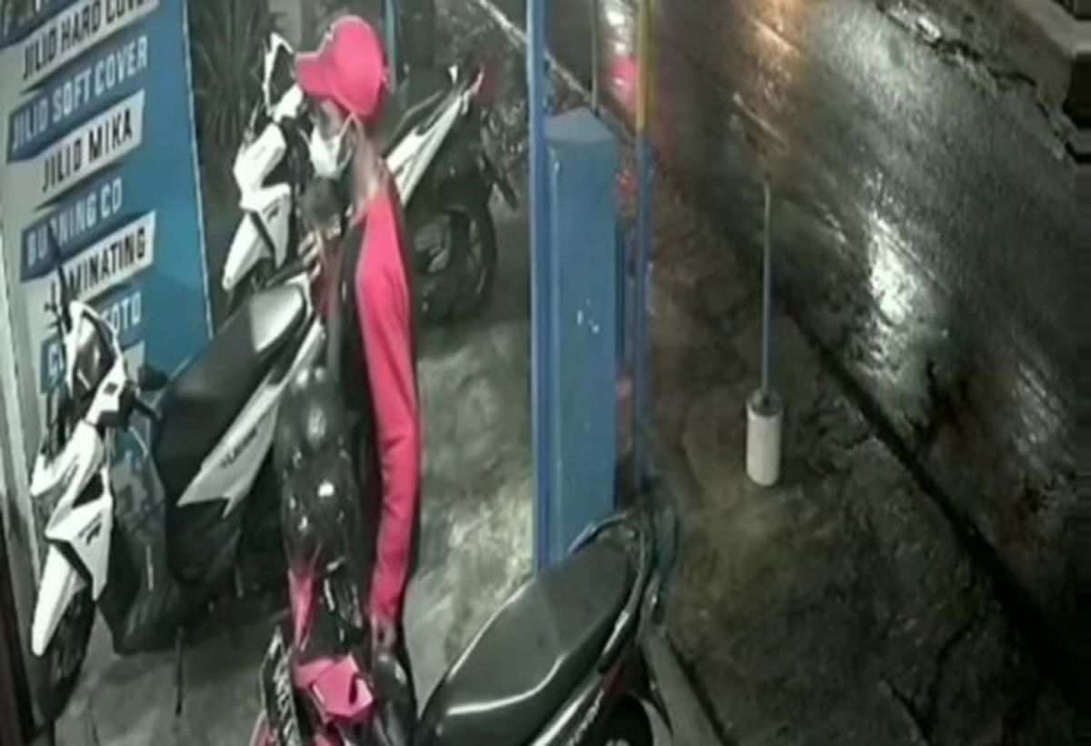 Penampakan pencuri laptop milik wanita di Kota Malang (Foto: Tangkapan layar akun Instagram @informasi_malangraya)