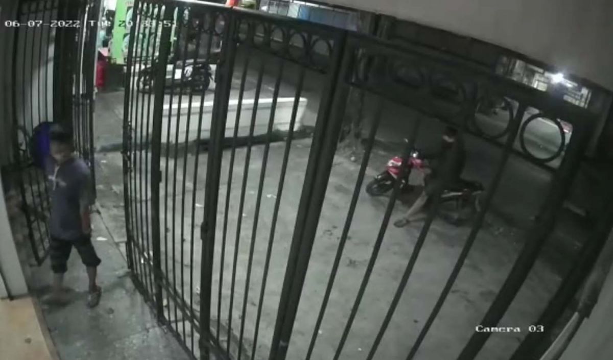 Dua pencuri motor satroni kantor media online di Sidoarjo (Foto: Tangkapan layar video CCTV)