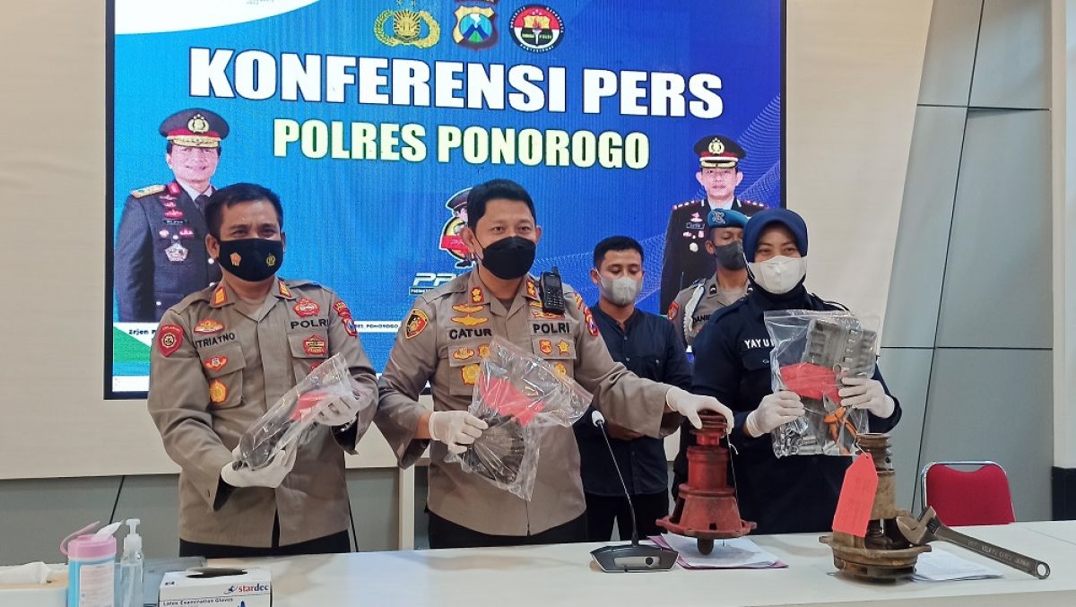 Pres rilis 6 bocil menjual onderdil diesel di Ponorogo untuk ngopi. (Foto: Mita Kusuma/jatimnow.com)