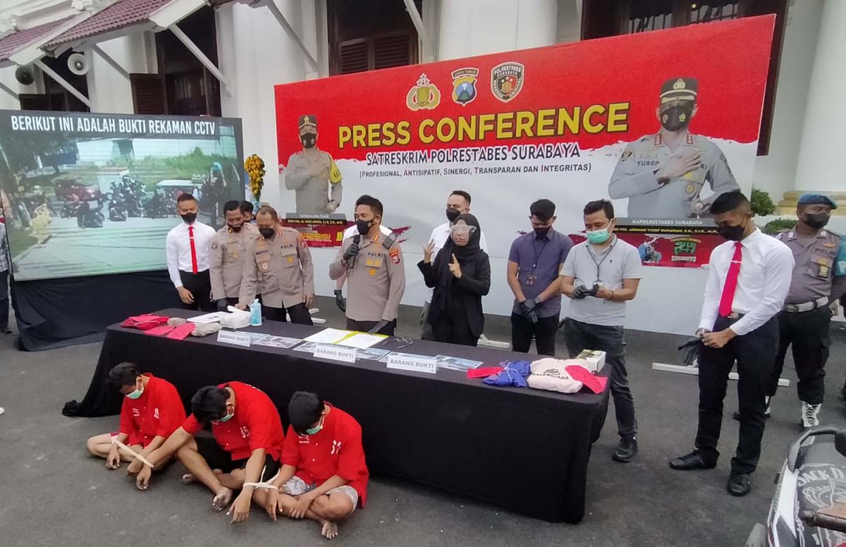 Tiga oknum pendekar silat PSHT diamankan di Mapolrestabes Surabaya (Foto: Fahrizal Tito/jatimnow.com)