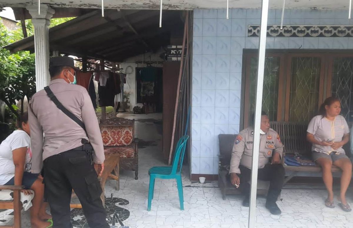 Polisi melakukan olah TKP penemuan bayi di Desa Tugurejo. (Foto: Humas Polsek Ngasem/Jatimnow.com)