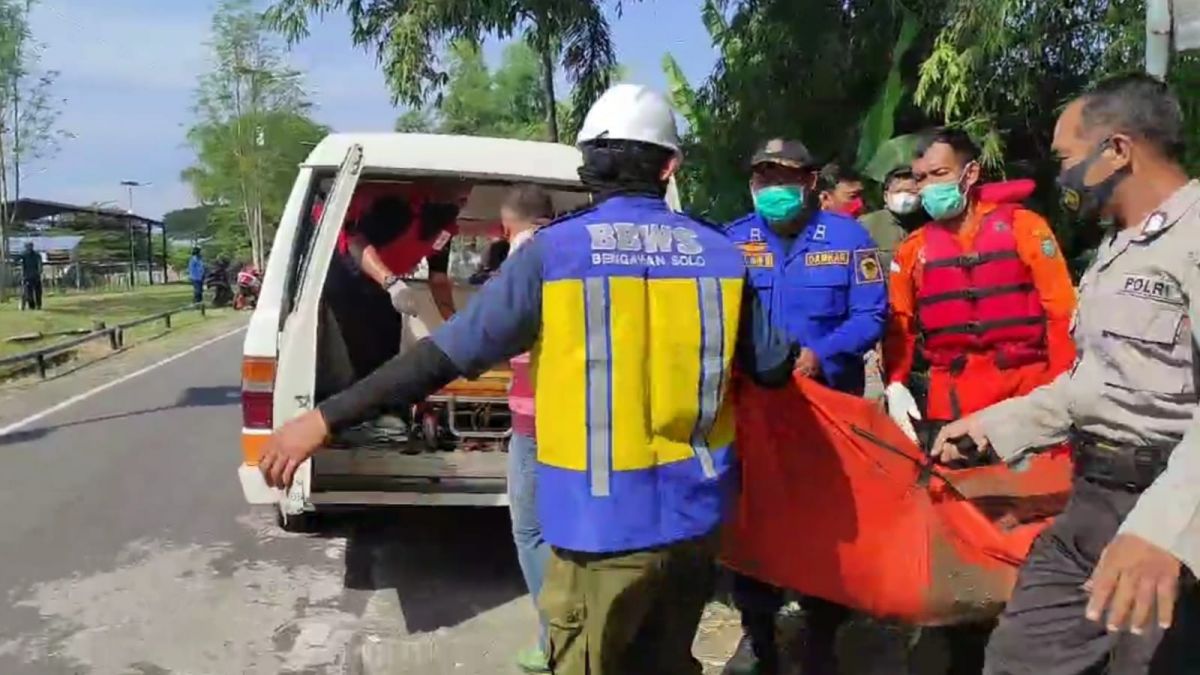 Mayat tanpa identitas ditemukan mengambang di Sungai Kali Madiun. (Foto: Arief for jatimnow.com)