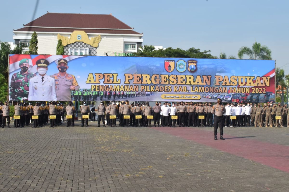 Personel gabungan saat mengikuti apel pergeseran pasukan amankan Pilkades Serentak Lamongan.(Foto: Adyad Ammy Iffansah/jatimnow.com)
