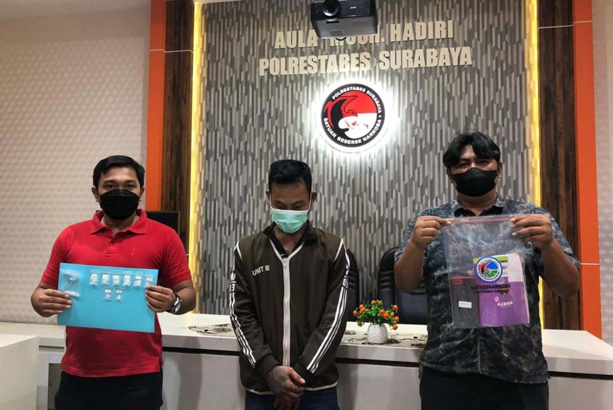 Pengedar yang nekat ambil paket sabu dekat markas polisi diamankan (Foto: Satresnarkoba Polrestabes Surabaya)