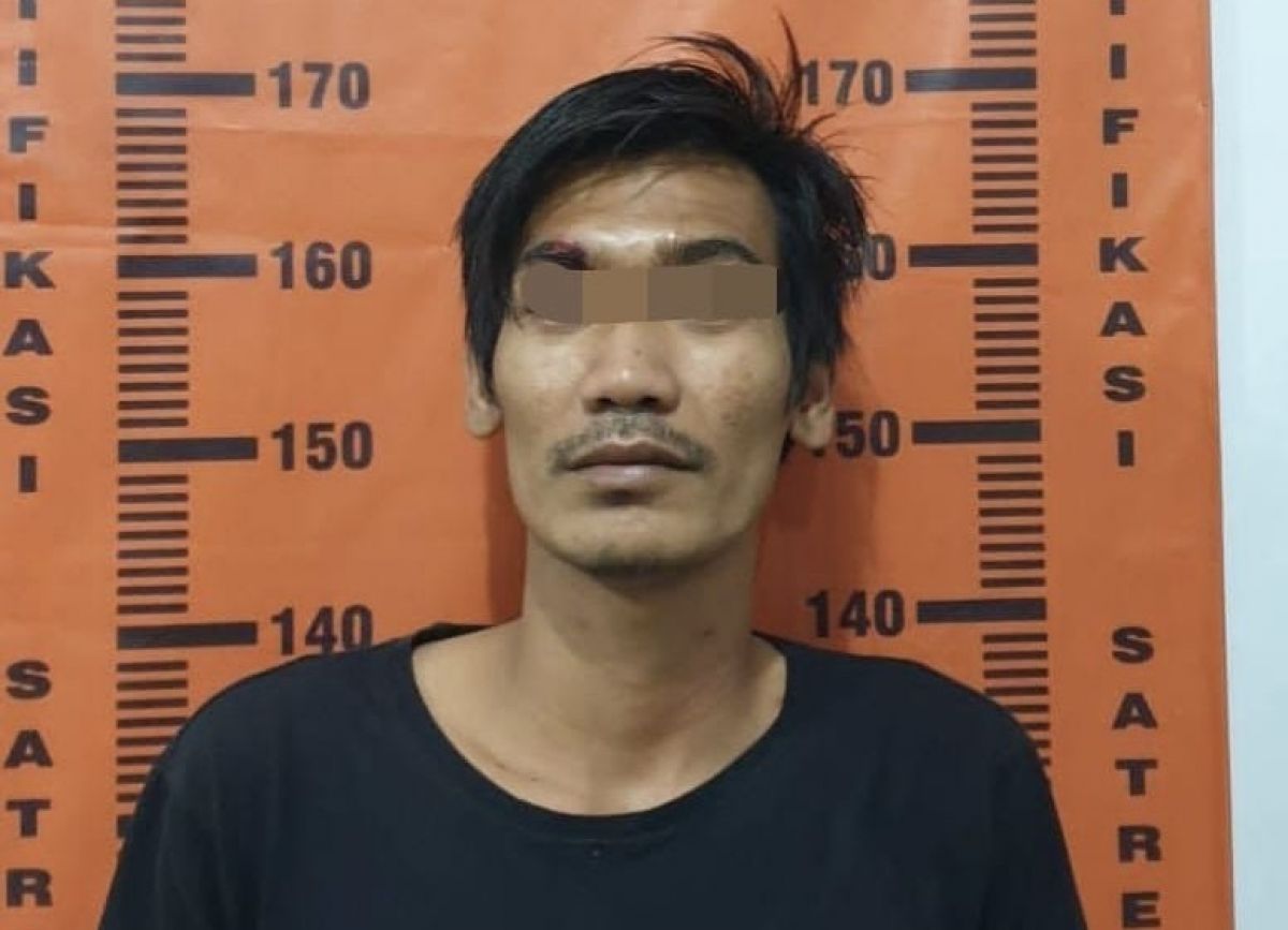 Pelaku saat diamankan di Mapolsek Jenggawah, Jember. (Foto: Humas Polres Jember/jatimnow.com)