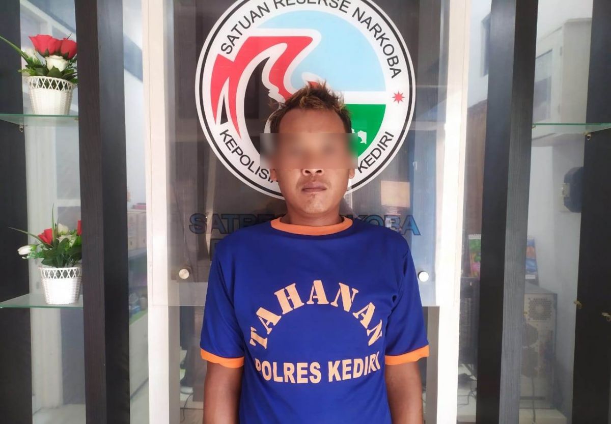 Heri Sutrisno alias Ganden saat diamankan di Mapolres Kediri. (Foto: Humas Polres Kediri/jatimnow.com)