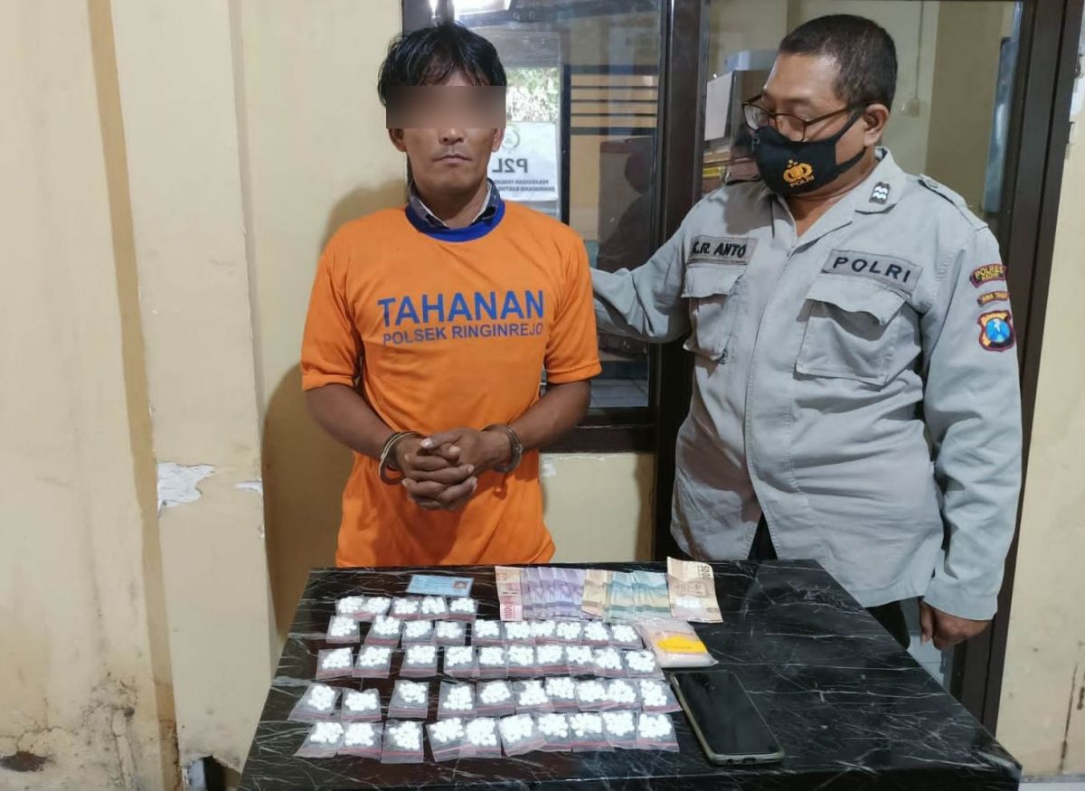 pengedar pil koplo di Kecamatan Ringinrejo saat diamankan di Mapolsek Ringinrejo. (Foto: Polsek Ringinrejo/jatimnow.com)
