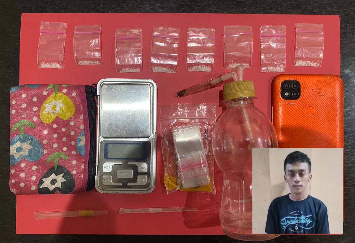 Pengedar dan barang bukti sabu serta lainnya diamankan (Foto: Satresnarkoba Polres Pasuruan)