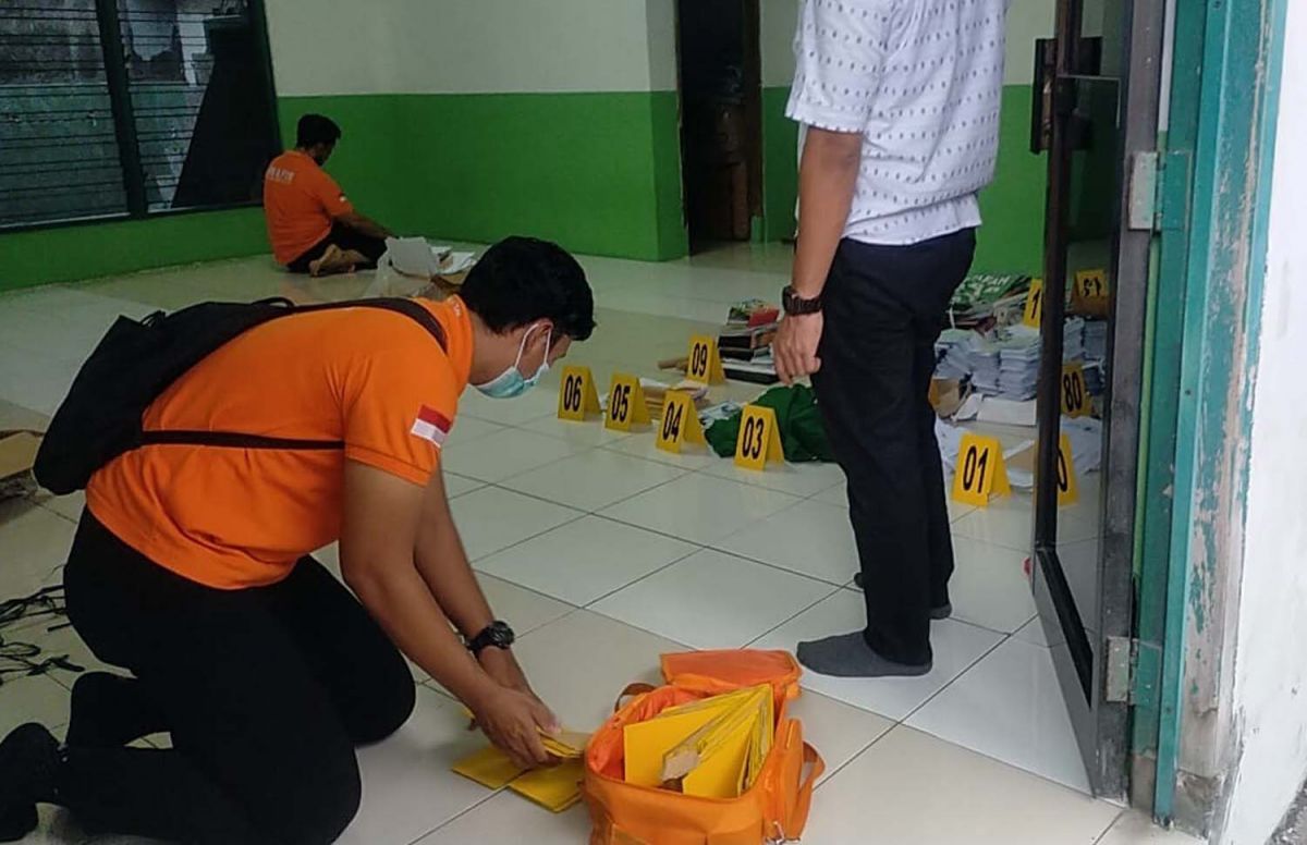Penggeledahan kantor Khilafatul Muslimin wilayah Surabaya Raya di Jalan Gadel Sari Madya 1A, Tandes, Surabaya (Foto: Zain Ahmad/jatimnow.com)
