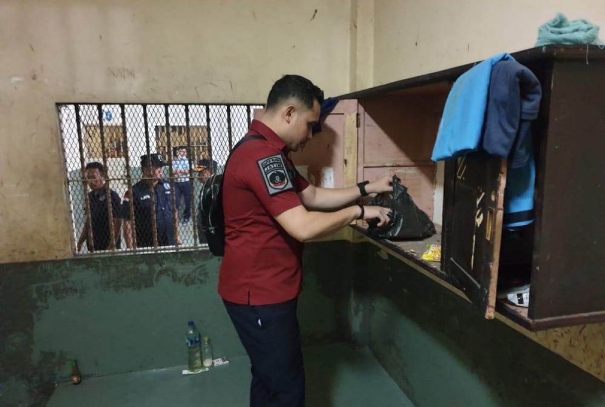 Petugas gabungan saat melakukan penggeledahan dan test urine kepada para napi di Lapas Pamekasan. (Foto: Humas Kemenkumhan Jatim/jatimnow.com)