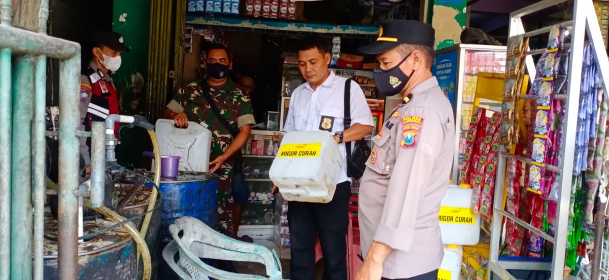 Pihak TNI/Polri saat mengontrol kondisi penjualan minyak goreng curah usai subsidi dicabut. (Foto: Adyad Ammy Iffansah/jatimnow.com)