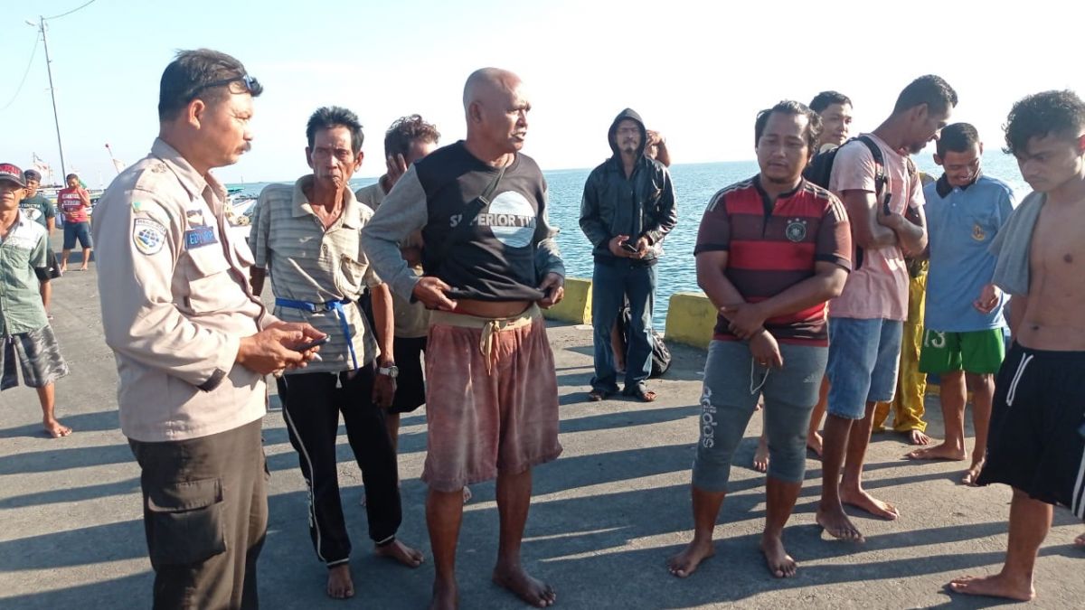 Semua awak kapal barang Fajar Nusantara berhasil diselamatkan oleh nelayan di Penarukan, Situbondo, Rabu (22/06/2022).(Foto: Sahbandar for jatimnow.com)