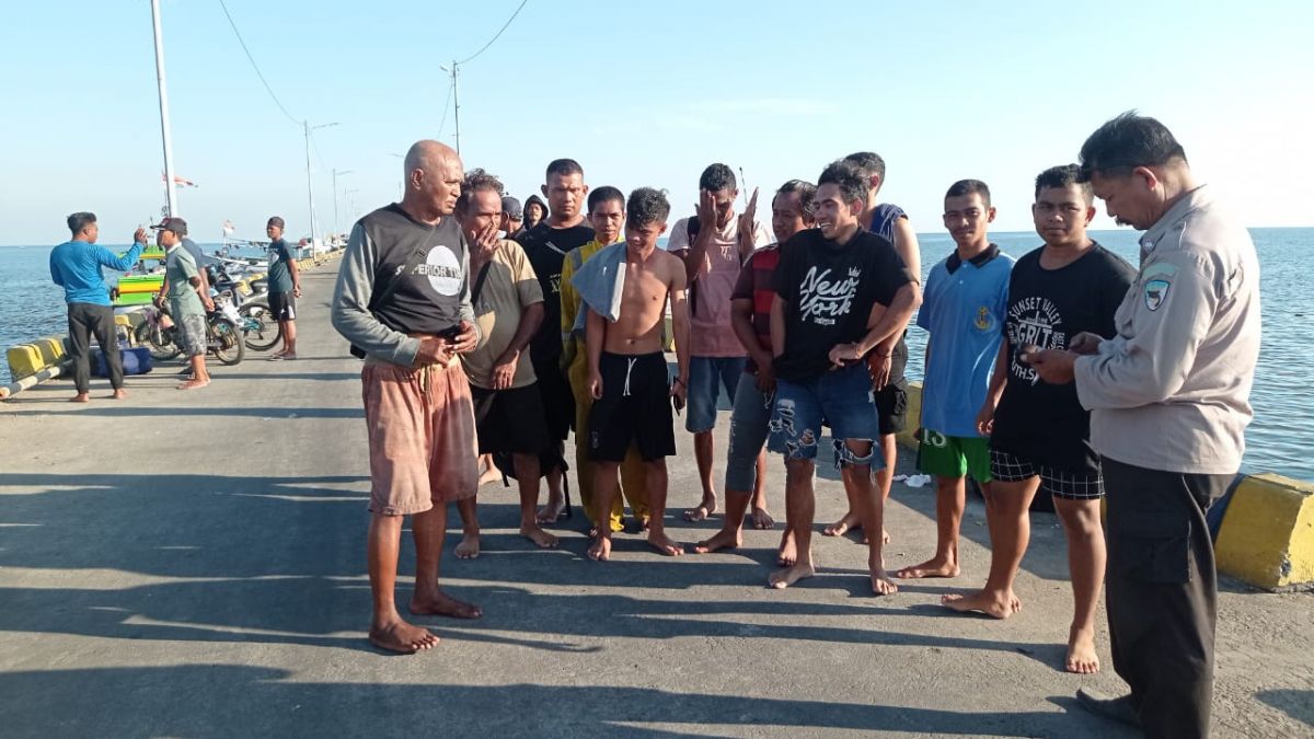 Penumpang Kapal Fajar Nusantara yang dikabarkan tenggelam di sekitar Perairan Kaloang, Pulau Sapudi, Sumenep.(Foto: Sahbandar for jatimnow.com)