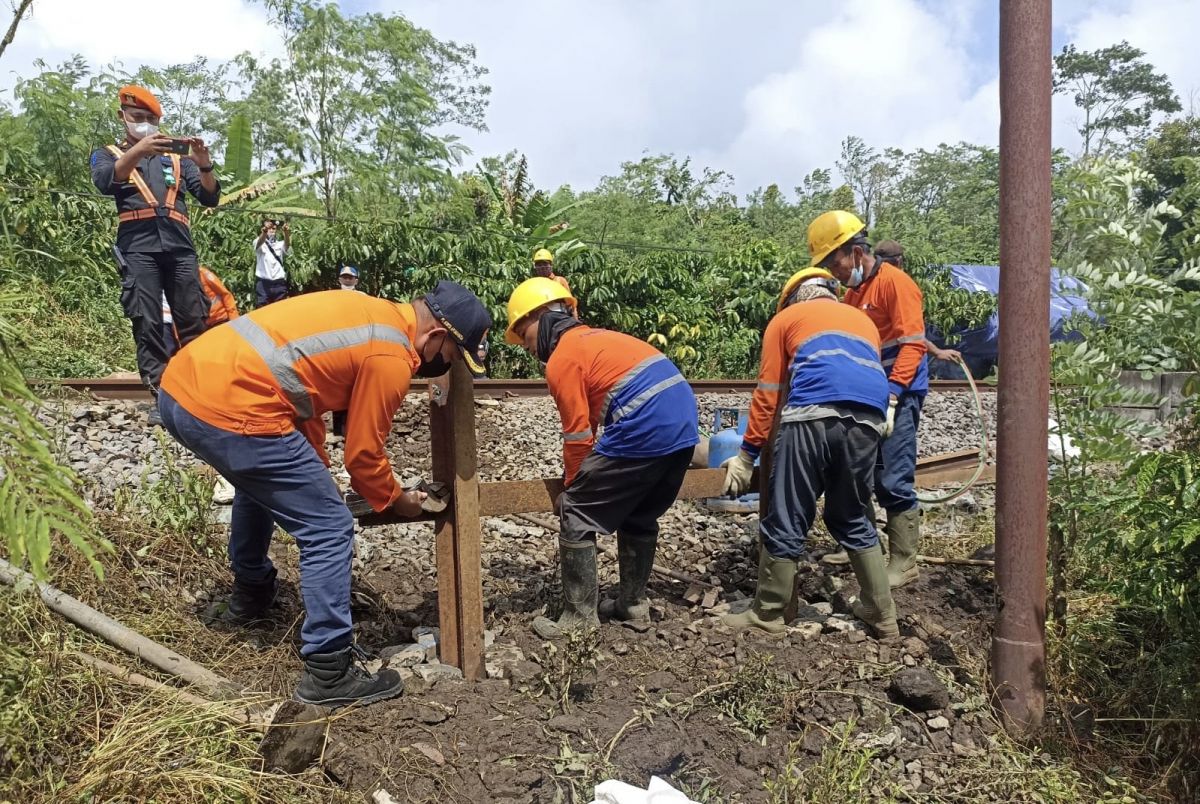 Penutupan perlintasan liar di wilayah KAI Daop 9. (Foto: Humas PT KAI Daop 9 Jember/ jatimnow.com)