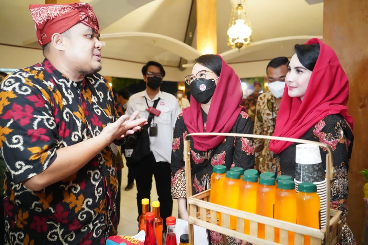 Eriani Annisa Hanindhito (tengah) bersama Arumi Bachsin (kanan) berdiskusi dengan pelaku UMKM di Kediri (kiri). (Foto: Humas Pemkab Kediri/Jatimnow.com)