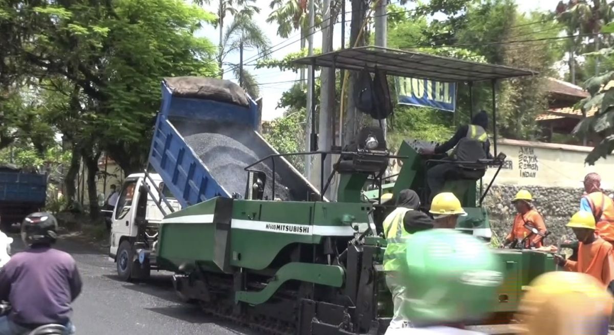Pengerjaan perbaikan Jalan Cendrawasih Jember. (Foto: Dwi Kuntarto Aji/jatimnow.com)
