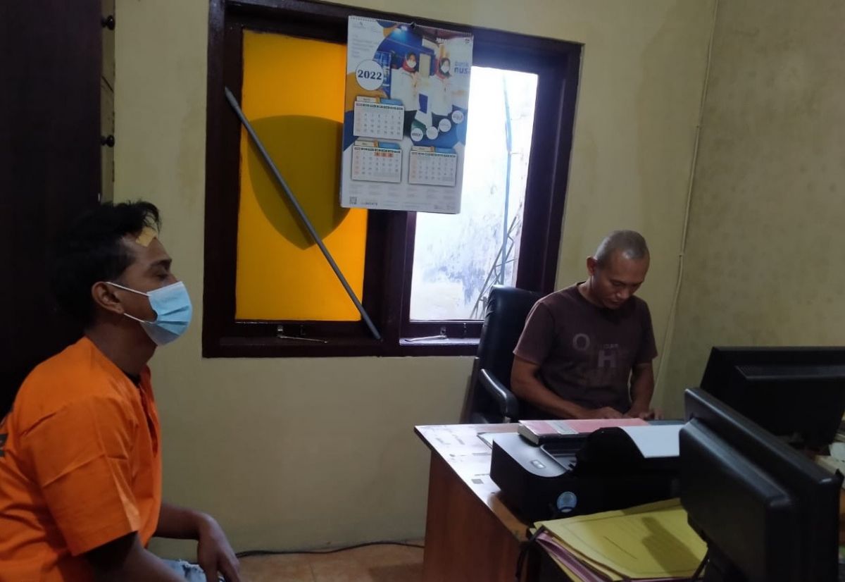 Yomi Gilang Sasongko saat menjalani pemeriksaan di Mapolsek Bangorejo. (Foto: Rony Subhan/jatimnow.com)