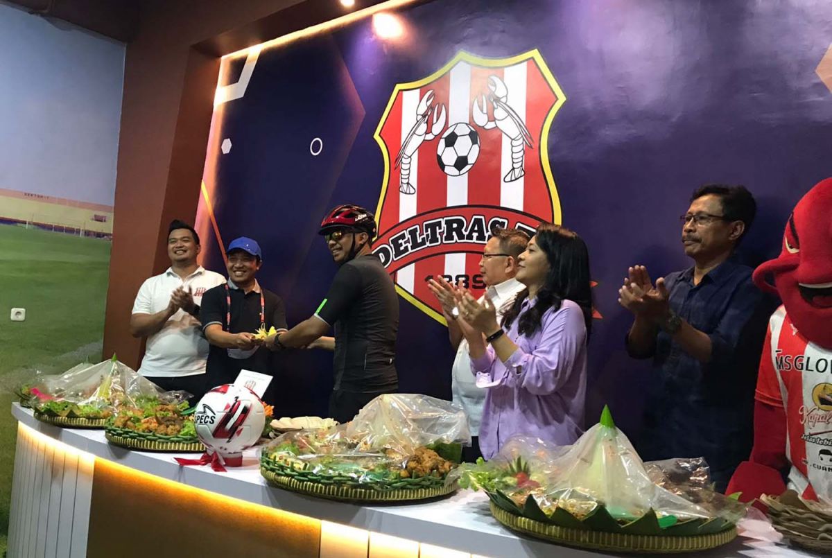 CEO Deltras Sidoarjo, Amir Burhanuddin saat meresmikan kantor baru untuk timnya (Foto: Zainul Fajar/jatimnow.com)