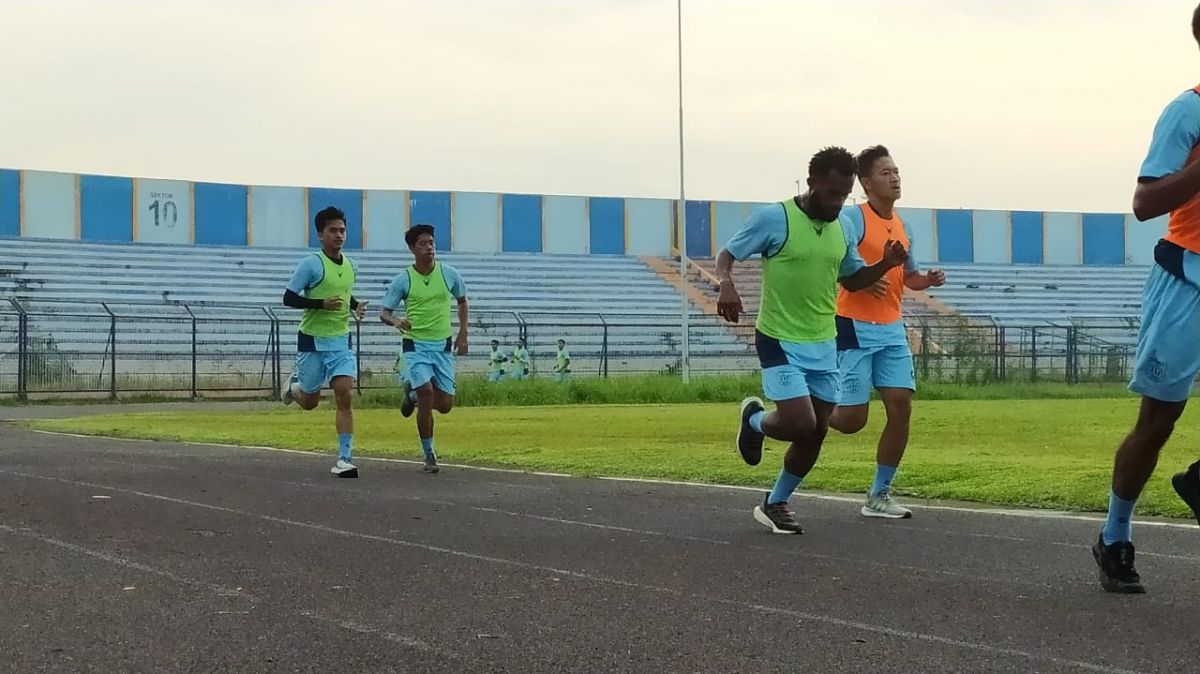Sesi latihan Persela Lamongan di Stadion Surajaya Lamongan. (Foto : Adyad Ammy Iffansah/jatimnow.com)
