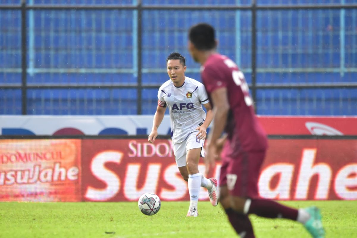 Pemain Persik Kediri berduel dengan pemain PSM Makassar di laga terakhir Grup D Piala Presiden. (Foto: Media Officer Persik Kediri/jatimnow.com)