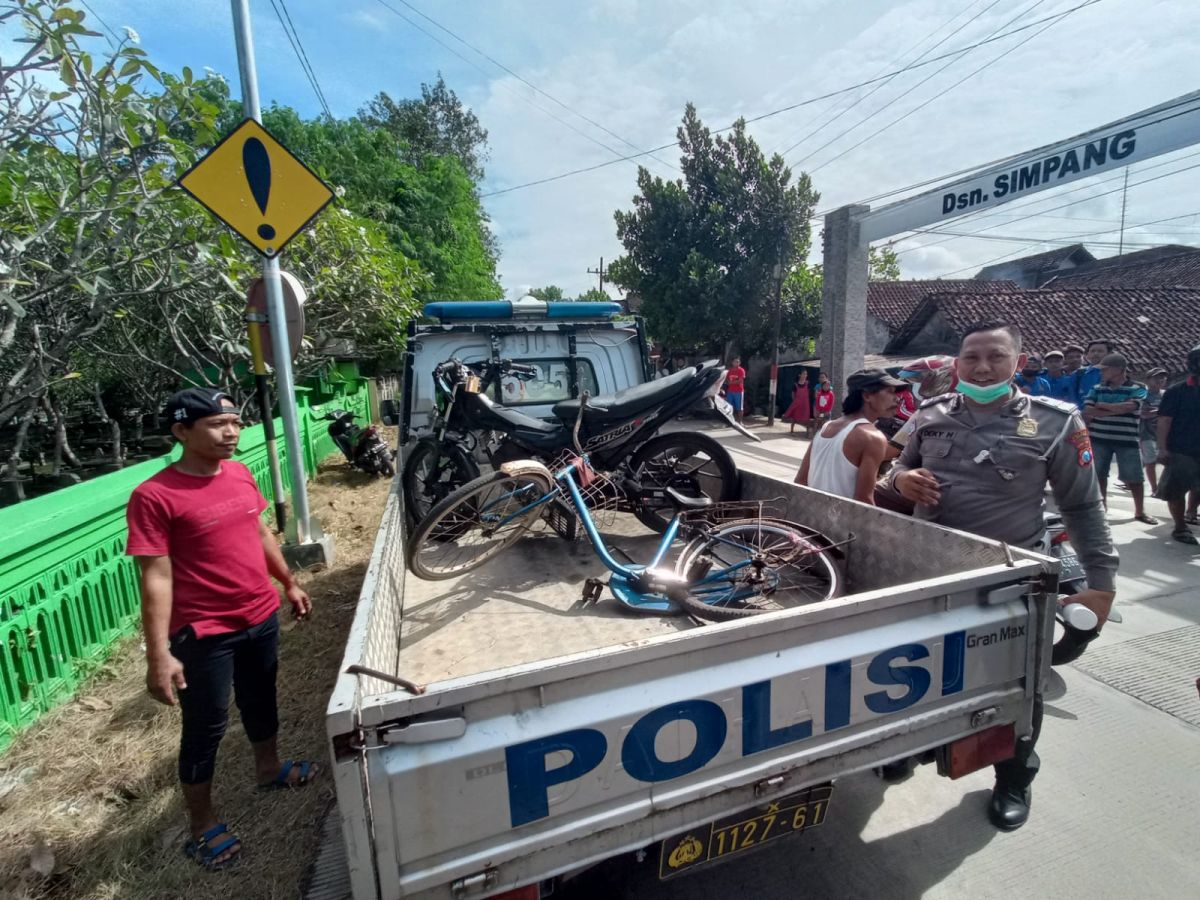 Barang bukti sepeda ontel dan sepeda motor yang terlibat kecelakaan diamankan polisi.(Foto: Adi for jatimnow.com)