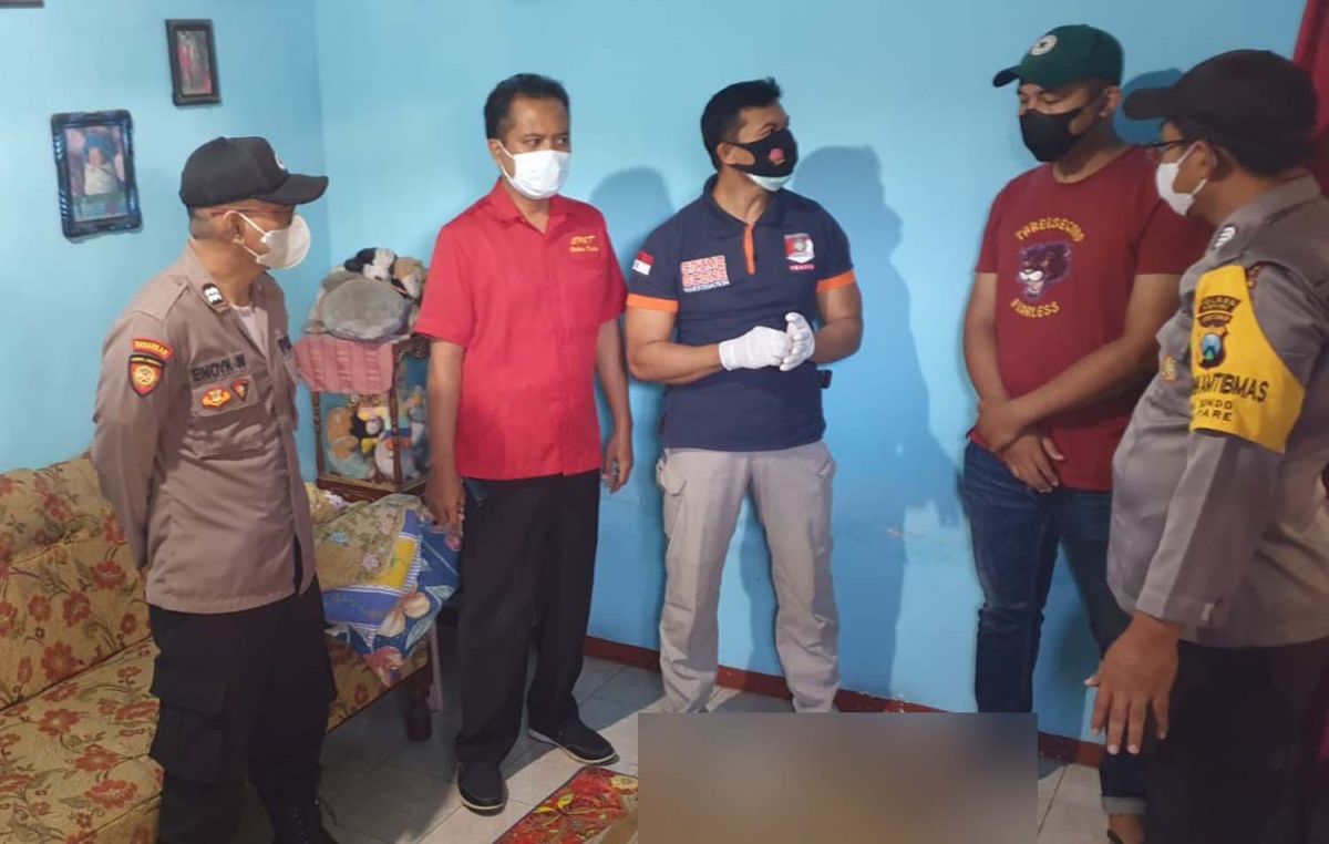 Polisi melakukan identifikasi di TKP (Foto: Humas Polsek Pare/jatimnow.com)