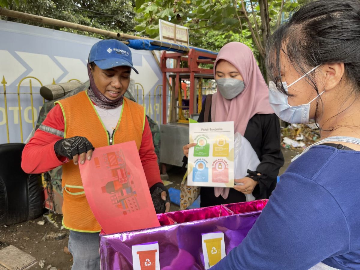 Warga antusias diajak mahasiswa Unair untuk memilah sampah. (Foto: Rudiansyah for jatimnow.com)