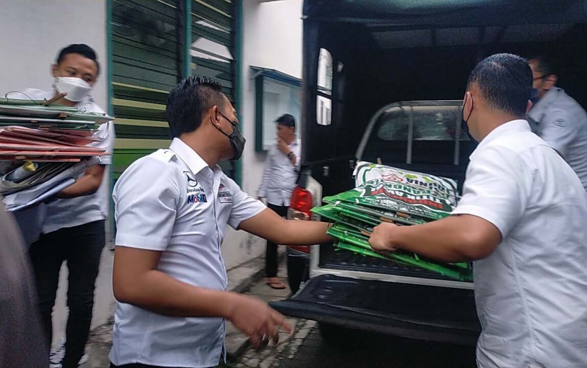 Tim gabungan saat menyita sejumlah barang bukti dari Kantor Sekertariat Khilafatul Muslimin wilayah Surabaya Raya di Jalan Gadel Sari Madya 1A, Tandes (Foto: Zain Ahmad/jatimnow.com)